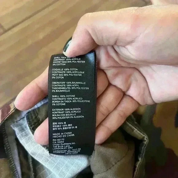 Urban outfitters cargo camo moutainer pant size 2 - Picture 5 of 6